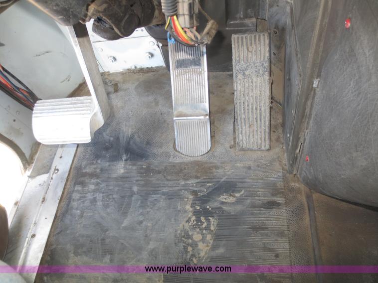 image for item F8142 1998 International 9100 semi truck