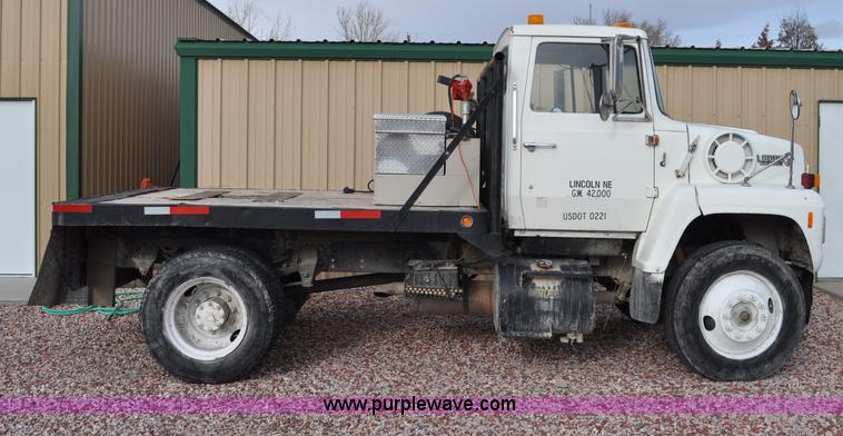 image for item G6371 1987 Ford LN8000 flatbed truck