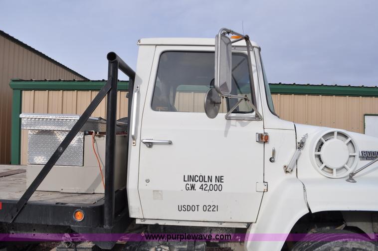 image for item G6371 1987 Ford LN8000 flatbed truck