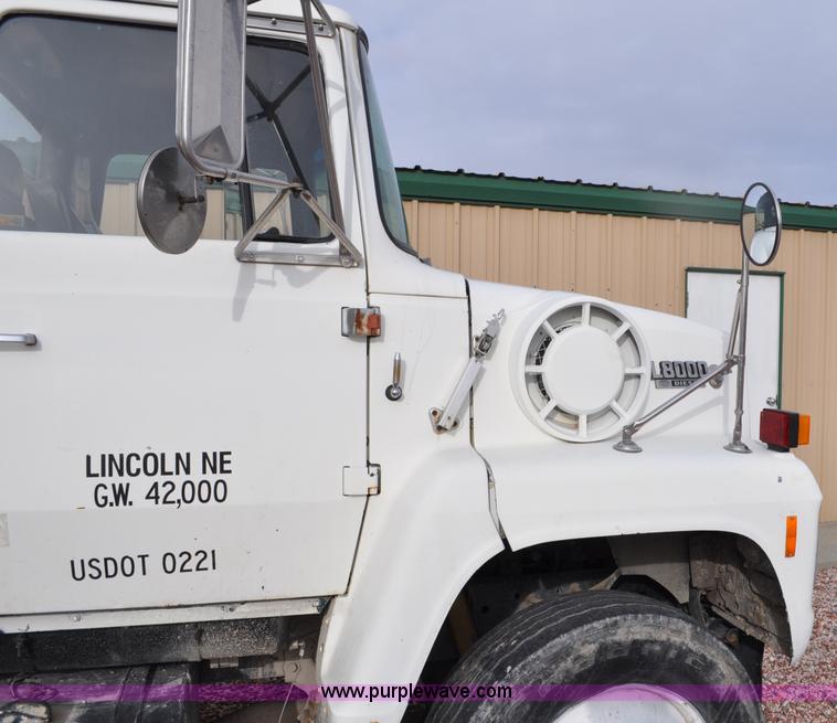 image for item G6371 1987 Ford LN8000 flatbed truck