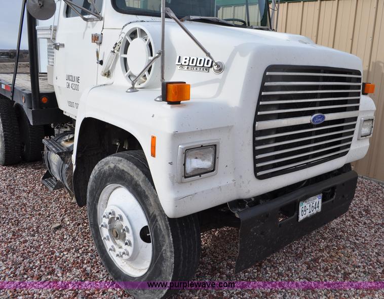 image for item G6371 1987 Ford LN8000 flatbed truck