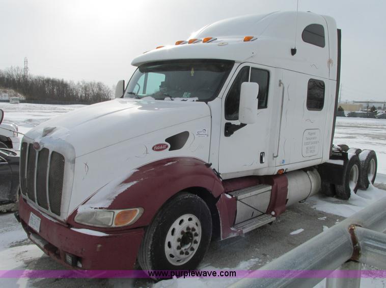 image for item G9177 2001 Peterbilt 387 semi truck