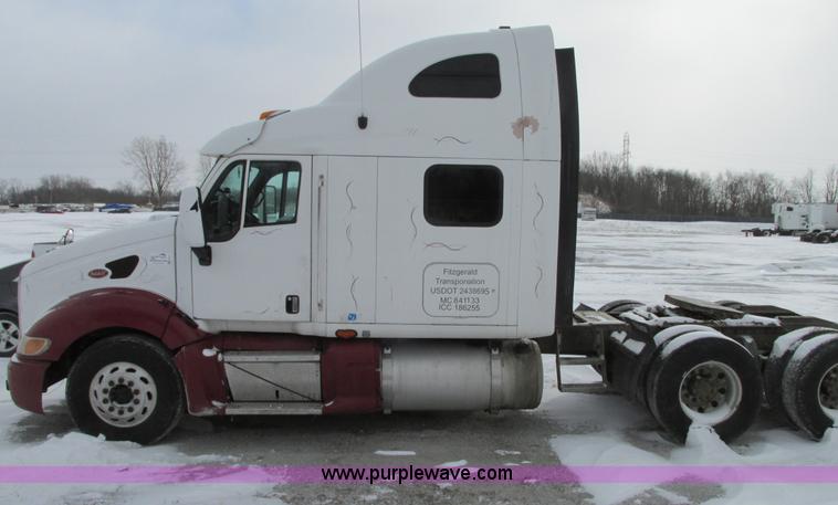 image for item G9177 2001 Peterbilt 387 semi truck