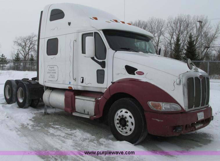 image for item G9177 2001 Peterbilt 387 semi truck