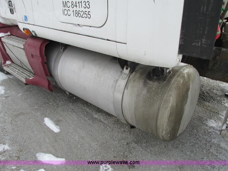 image for item G9177 2001 Peterbilt 387 semi truck