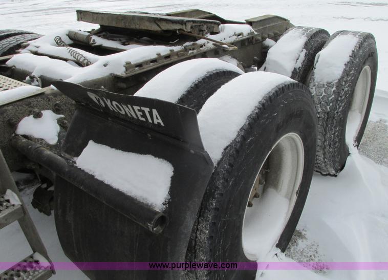 image for item G9177 2001 Peterbilt 387 semi truck