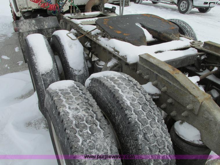 image for item G9177 2001 Peterbilt 387 semi truck