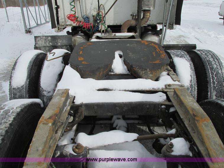 image for item G9177 2001 Peterbilt 387 semi truck