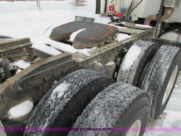 image for item G9177 2001 Peterbilt 387 semi truck