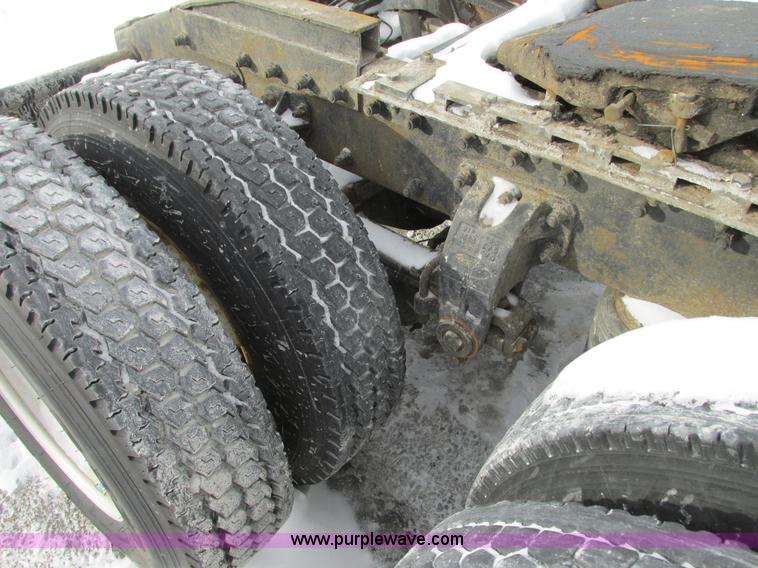 image for item G9177 2001 Peterbilt 387 semi truck