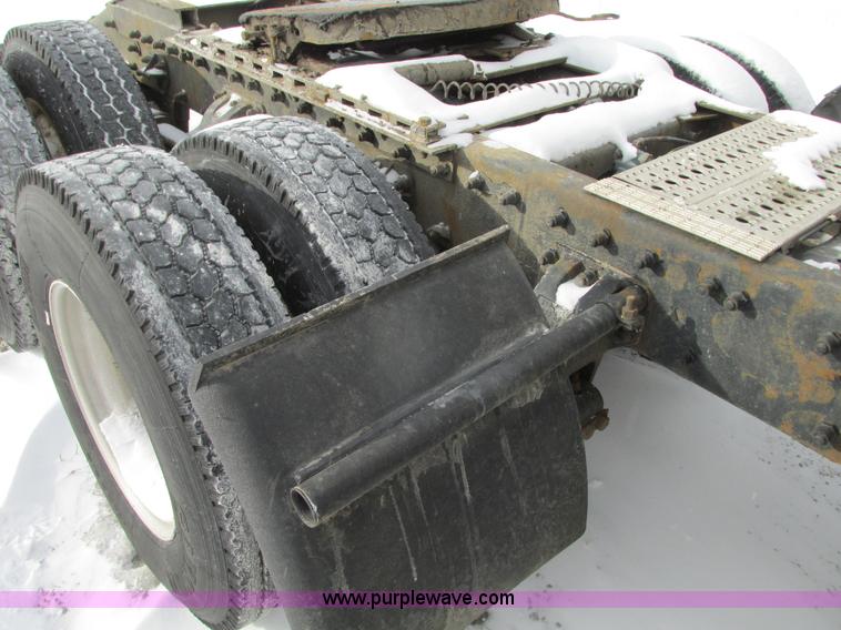 image for item G9177 2001 Peterbilt 387 semi truck