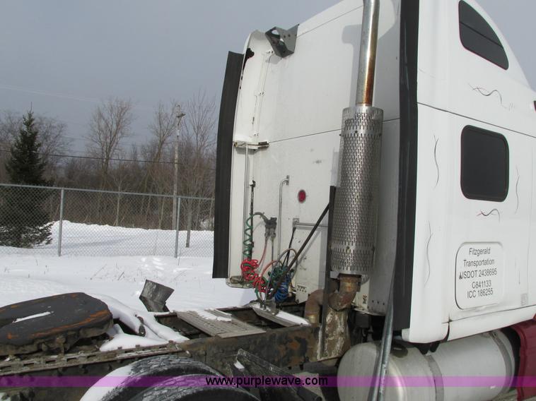 image for item G9177 2001 Peterbilt 387 semi truck