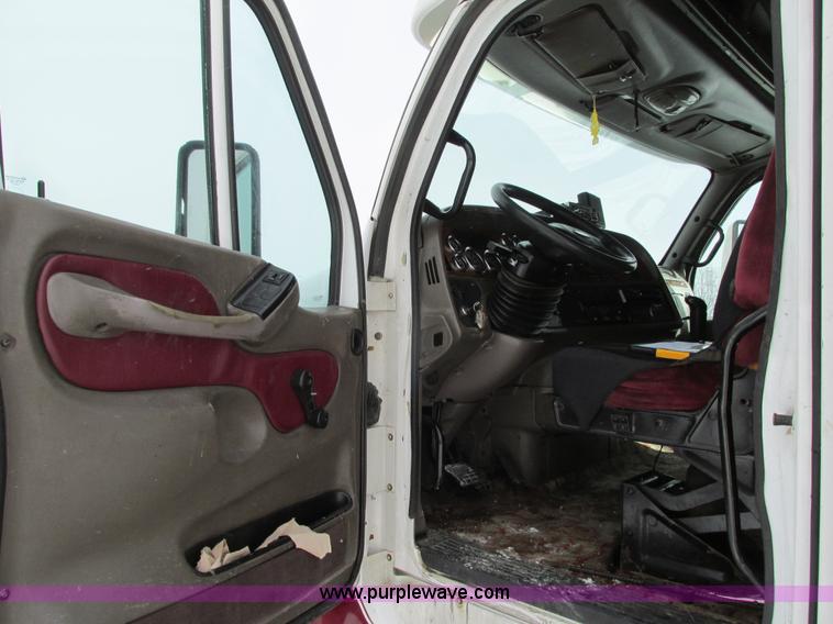 image for item G9177 2001 Peterbilt 387 semi truck