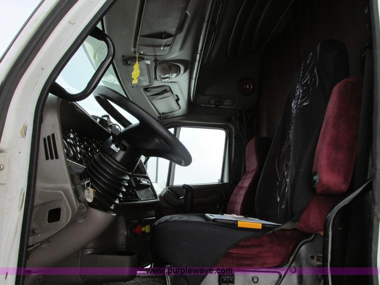 image for item G9177 2001 Peterbilt 387 semi truck