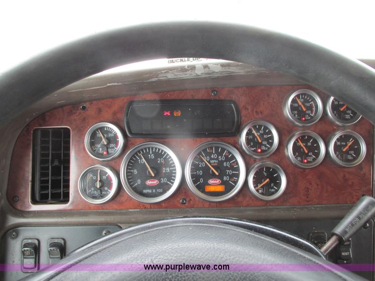 image for item G9177 2001 Peterbilt 387 semi truck