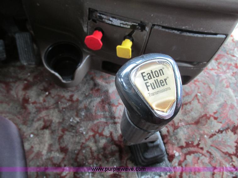 image for item G9177 2001 Peterbilt 387 semi truck