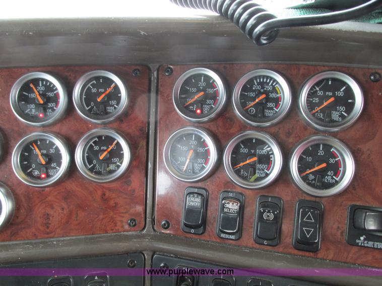 image for item G9177 2001 Peterbilt 387 semi truck