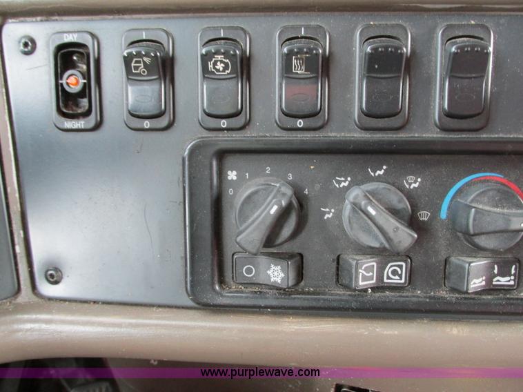 image for item G9177 2001 Peterbilt 387 semi truck