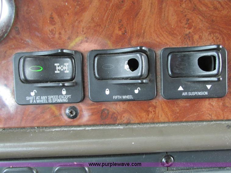 image for item G9177 2001 Peterbilt 387 semi truck