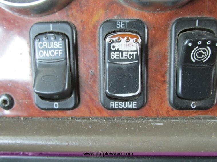 image for item G9177 2001 Peterbilt 387 semi truck