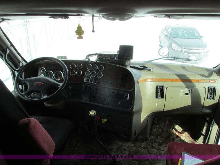 image for item G9177 2001 Peterbilt 387 semi truck