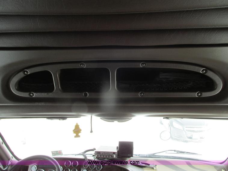 image for item G9177 2001 Peterbilt 387 semi truck