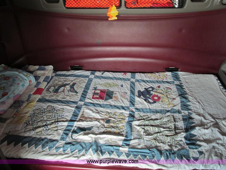 image for item G9177 2001 Peterbilt 387 semi truck