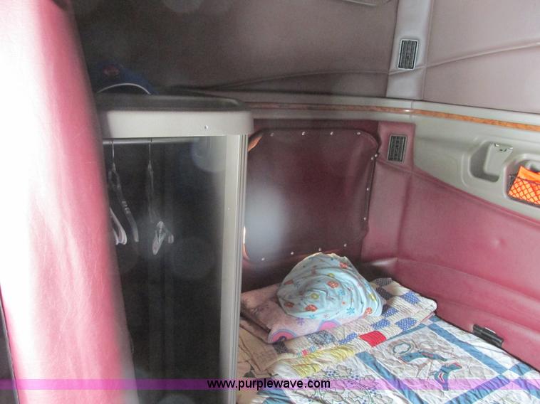 image for item G9177 2001 Peterbilt 387 semi truck