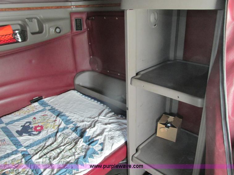 image for item G9177 2001 Peterbilt 387 semi truck