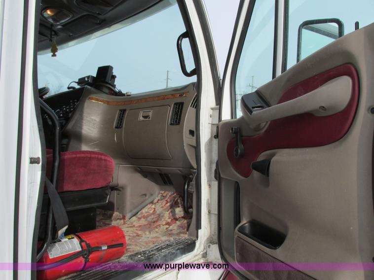 image for item G9177 2001 Peterbilt 387 semi truck