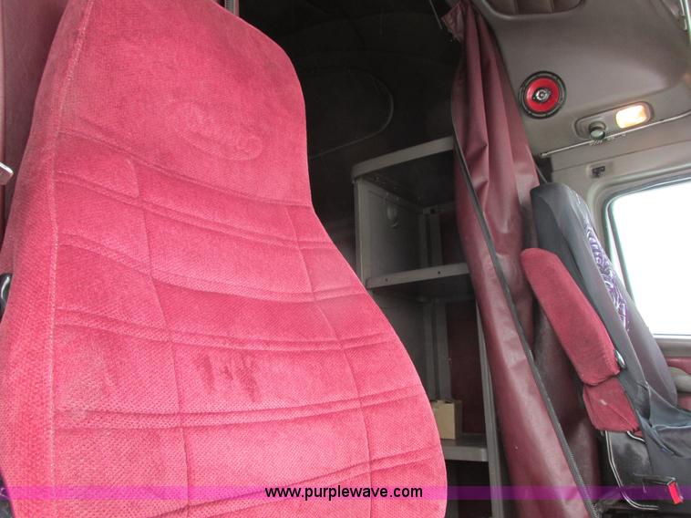 image for item G9177 2001 Peterbilt 387 semi truck