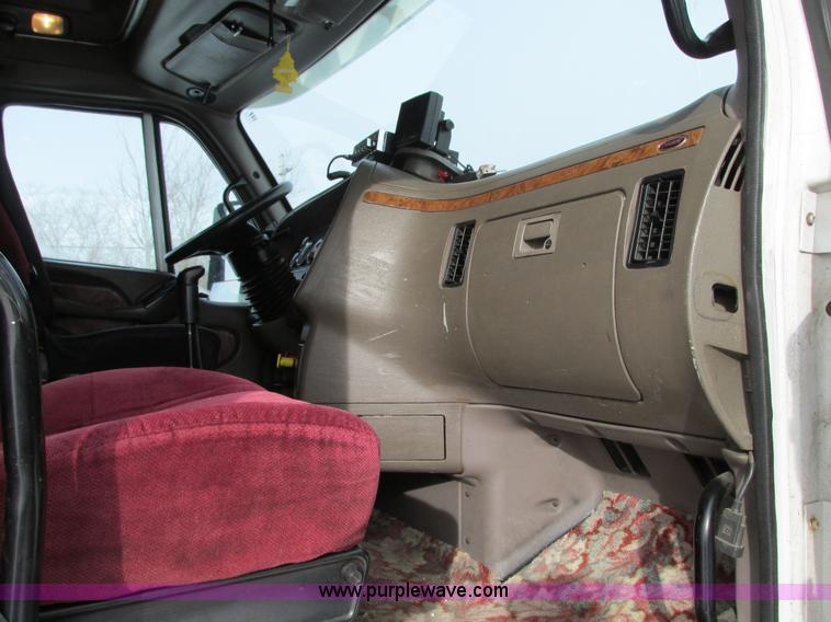 image for item G9177 2001 Peterbilt 387 semi truck