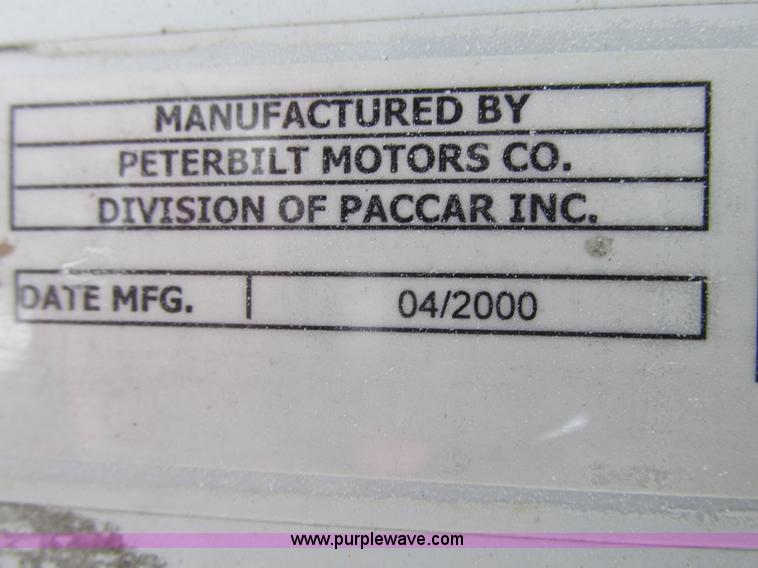 image for item G9177 2001 Peterbilt 387 semi truck