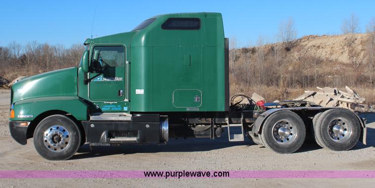 image for item H1390 2005 Kenworth T600 semi truck