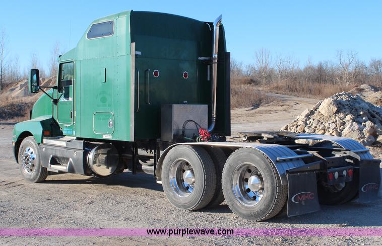 image for item H1390 2005 Kenworth T600 semi truck