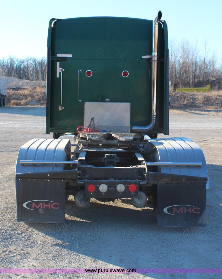 image for item H1390 2005 Kenworth T600 semi truck