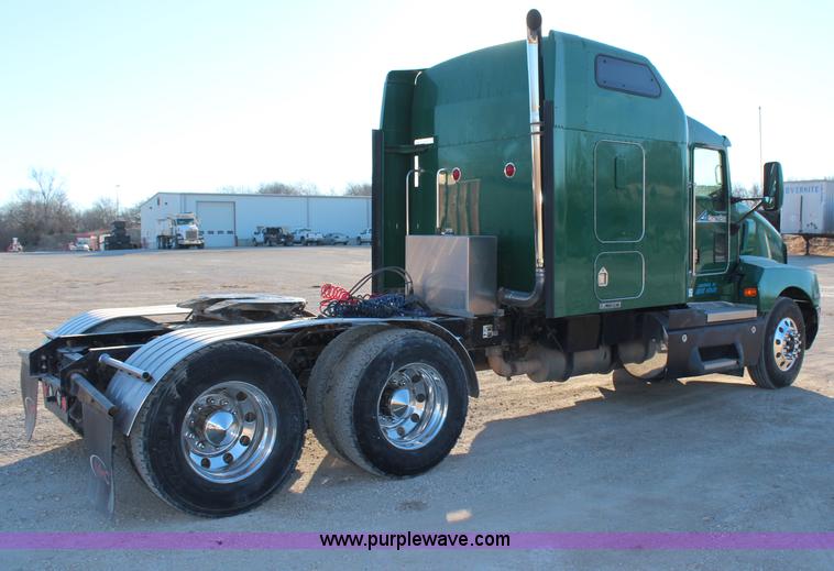 image for item H1390 2005 Kenworth T600 semi truck