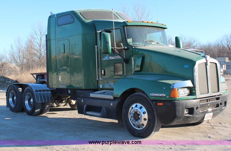 image for item H1390 2005 Kenworth T600 semi truck