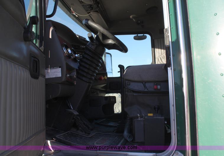 image for item H1390 2005 Kenworth T600 semi truck