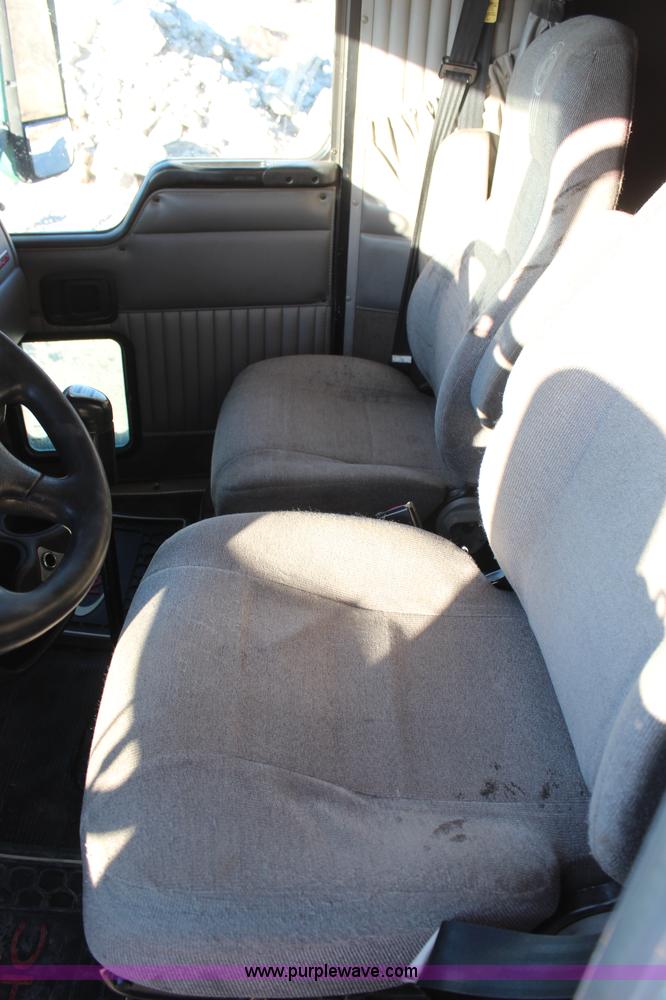 image for item H1390 2005 Kenworth T600 semi truck