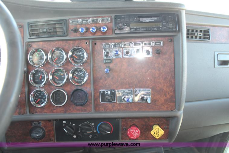 image for item H1390 2005 Kenworth T600 semi truck