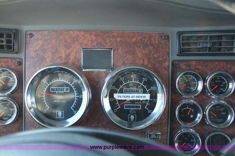 image for item H1390 2005 Kenworth T600 semi truck