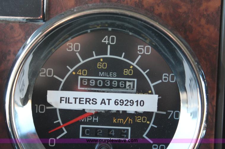 image for item H1390 2005 Kenworth T600 semi truck