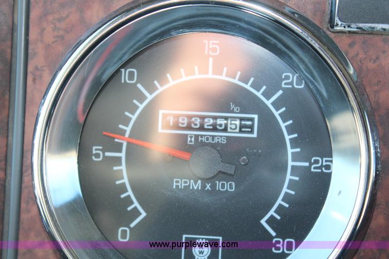 image for item H1390 2005 Kenworth T600 semi truck