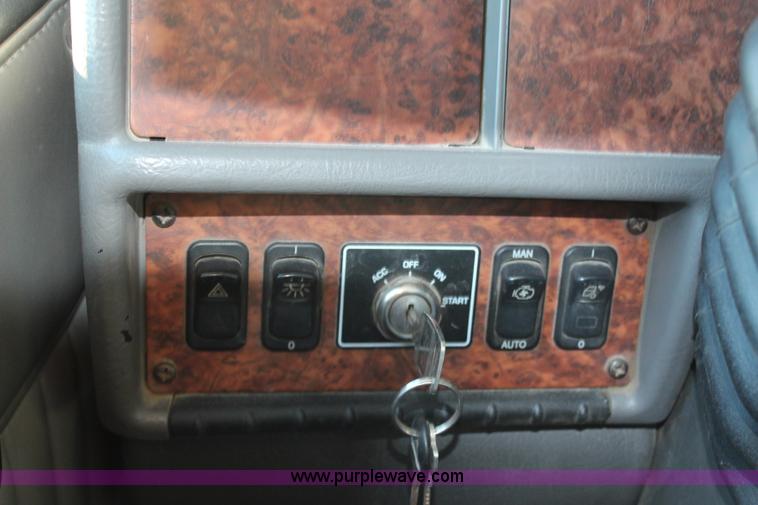 image for item H1390 2005 Kenworth T600 semi truck