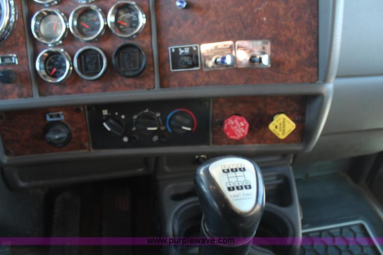 image for item H1390 2005 Kenworth T600 semi truck
