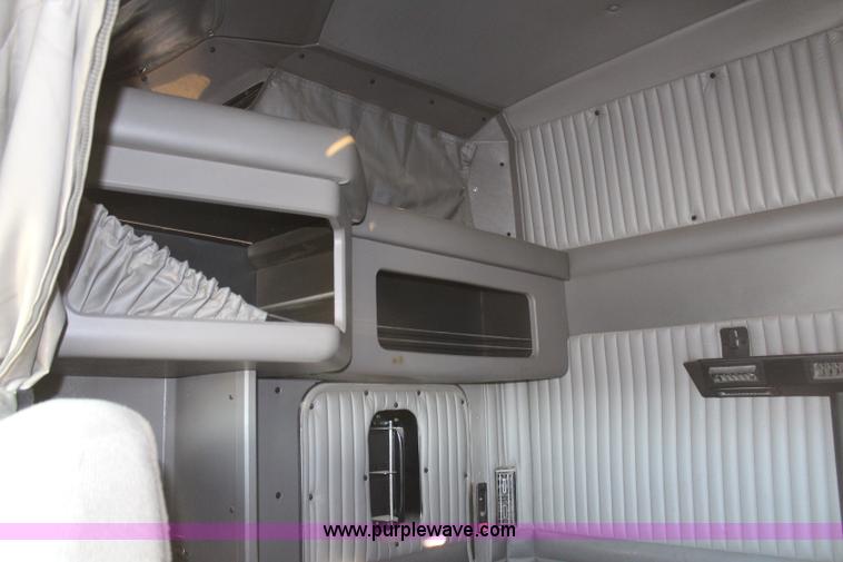 image for item H1390 2005 Kenworth T600 semi truck