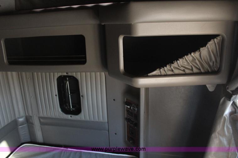 image for item H1390 2005 Kenworth T600 semi truck