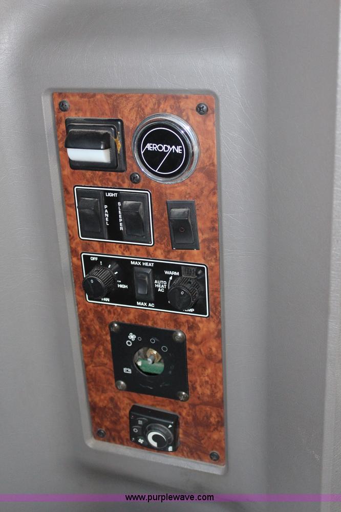 image for item H1390 2005 Kenworth T600 semi truck