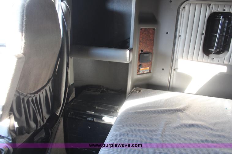 image for item H1390 2005 Kenworth T600 semi truck